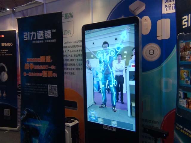 “引力透镜”大屏通过人体识别与追踪技术为体验者穿戴“未来人”装备