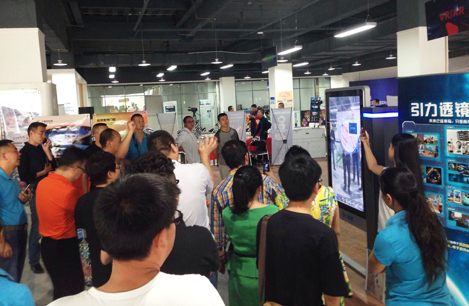 智慧生活+“引力透镜”互动营销新媒体：虚拟与现实精彩碰撞